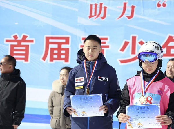 營(yíng)口市首屆青少年高山滑雪、單板滑雪平行項(xiàng)目積分賽圓滿收官——何家溝滑雪場(chǎng)見(jiàn)證冰雪新生代力量崛起！
